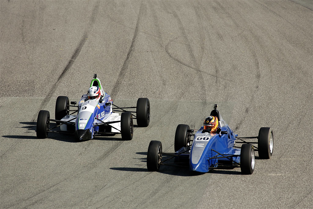 Elliot Winther (9) og Michelle Gatting (60) er i direkte kamp om bronzen i den danske Formel Ford-serie
(Foto: Henning Smed / <A HREF=http://www.danskerbiler.dk/danskerchassiser/index.php TARGET=blank >DanskerBiler.dk</A>)